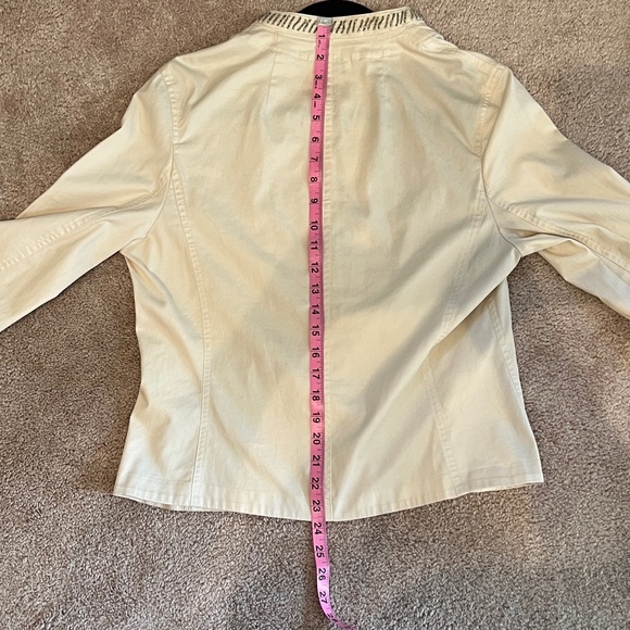 EUC Talbots White Stretch Denim Jacket w Pockets & embellished collar/cuffs - Picture 10 of 11